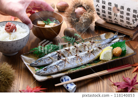 Autumn flavors: grilled salted saury, chestnuts, miso soup and rice 118140853