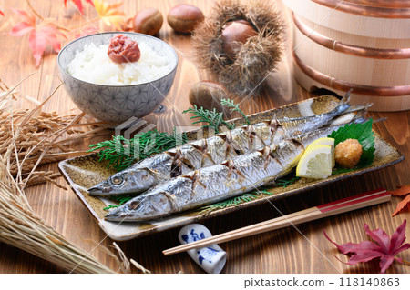 秋天的味道:鹽烤秋刀魚、栗子、味噌湯、米飯 秋天的味道:鹽烤秋刀魚、栗子、味噌湯、米飯 118140863