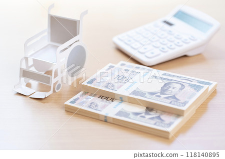 輪椅和金錢、照護費、醫療費 118140895
