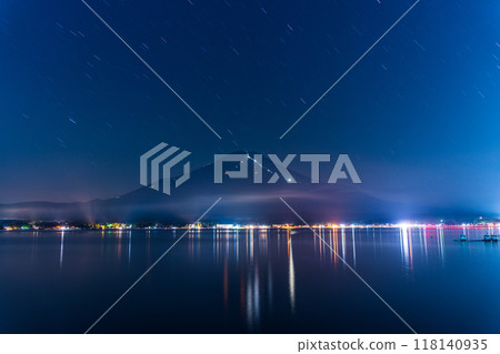 【山梨縣】富士山、登山者燈光(人物)、山中湖、湖面倒影 【山梨縣】富士山、登山者燈光(人物)、山中湖、湖面倒影 118140935