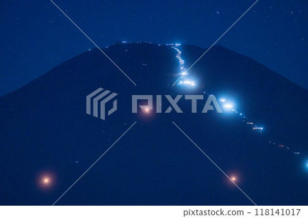 [Yamanashi Prefecture] Mount Fuji as seen from Lake Yamanaka and the lights of climbers (human letters) Telephoto 118141017