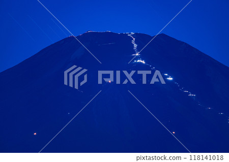 [Yamanashi Prefecture] Mount Fuji as seen from Lake Yamanaka and the lights of climbers (human letters) Telephoto 118141018