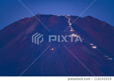 [山梨縣] 從山中湖看到的富士山，登山者的燈光（人物），長焦 118141019