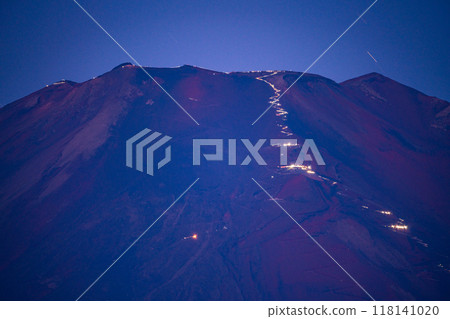 [山梨縣] 從山中湖看到的富士山，登山者的燈光（人物），長焦 118141020
