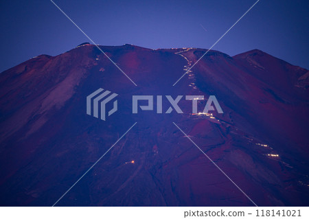 [山梨縣] 從山中湖看到的富士山，登山者的燈光（人物），長焦 118141021