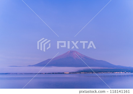 [山梨縣]黎明時分從山中湖看到的紅富士 118141161