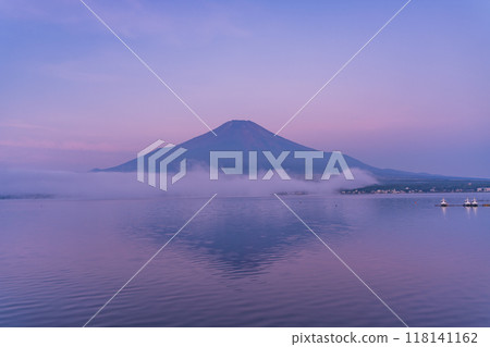 [山梨縣]黎明時分從山中湖看到的紅富士 118141162