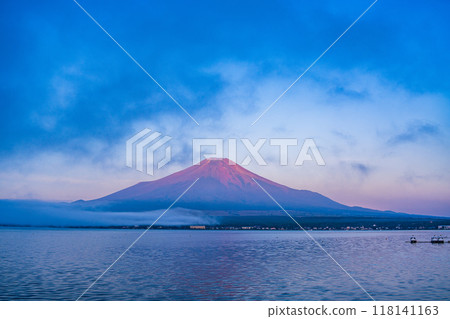 [Yamanashi Prefecture] Red Fuji seen from Lake Yamanaka at dawn 118141163