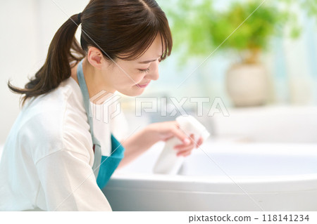 Housewife's housework image cleaning the bathroom 118141234