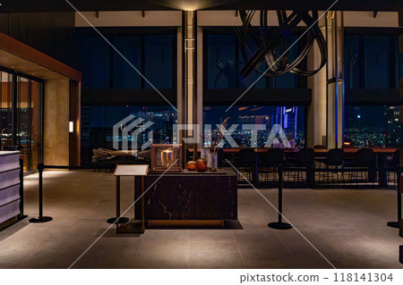 位於與大阪站西口直接相連的JP塔大阪（KITTE Osaka）內的大阪站飯店餐廳的夜景 118141304