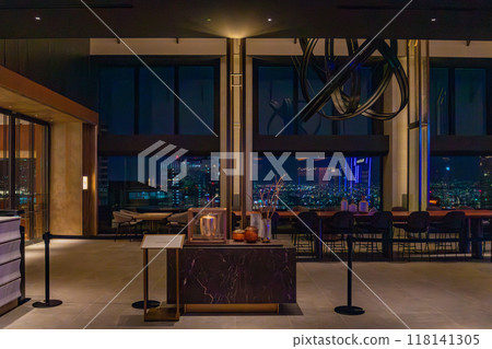 位於與大阪站西口直接相連的JP塔大阪（KITTE Osaka）內的大阪站飯店餐廳的夜景 118141305