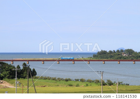 柴油車穿越由良川大橋 118141530