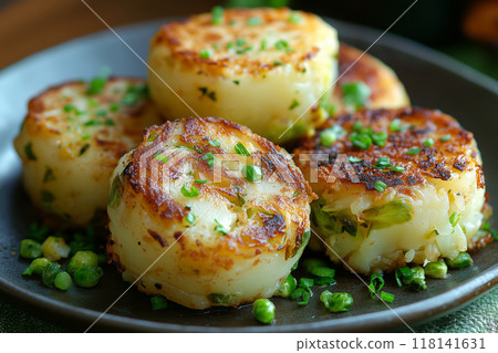 Deliciously crisp bubble and squeak served in a rustic plate, perfect for a cozy British brunch on a sunny afternoon 118141631