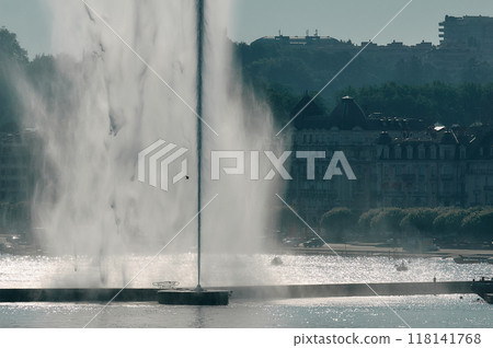 瑞士日內瓦：沐浴在清晨陽光下的噴泉噴出壯觀的水花 118141768