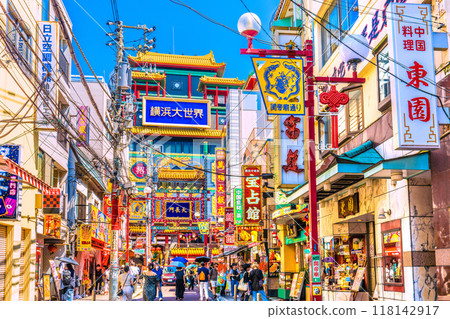 日本橫濱的城市景觀 九月,繁忙的橫濱唐人街和關帝廟街的景色。後面是「天長門」和橫濱世界=7號 日本橫濱的城市景觀 九月,繁忙的橫濱唐人街和關帝廟街的景色。後面是「天長門」和橫濱世界=7號 118142917