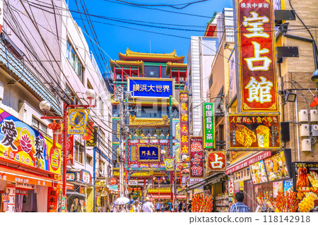 日本橫濱的城市景觀 九月，繁忙的橫濱唐人街和關帝廟街的景色。後面是「天長門」和橫濱世界=7號 118142918