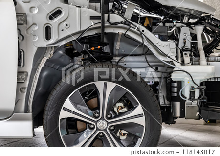 電動汽車拆卸維護的前視圖 118143017