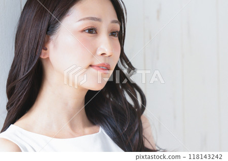 Young lady's portrait 118143242