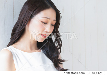 Young lady's portrait 118143243