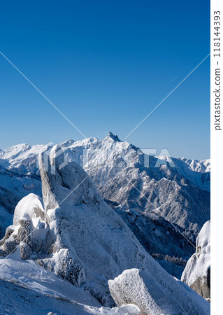 Mount Yari and Dolphin Rock in the cold winter Mount Yari and Dolphin Rock in the cold winter 118144393