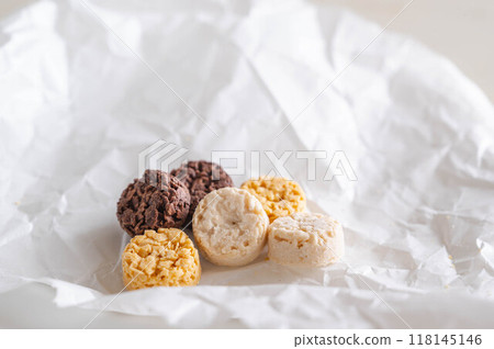 Cereal snacks 118145146