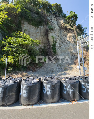 因山崩而進行的道路修復工作 因山崩而進行的道路修復工作 118145615