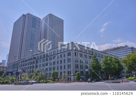 霞關財務省本部（背景為金融廳大樓） 118145629