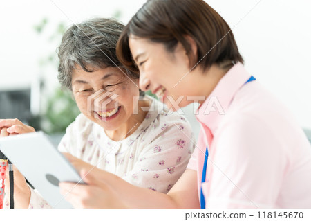 老年婦女上門護理 118145670