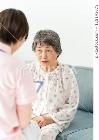 Visiting medical care Senior woman Face-to-face 118145675