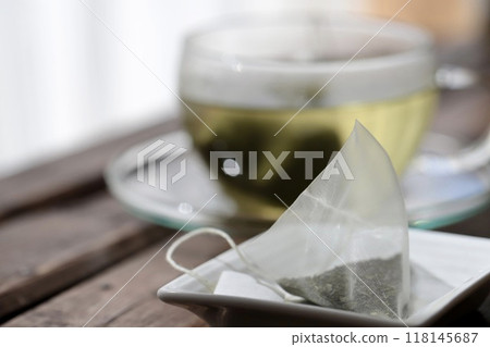 用三角形茶包泡製的熱綠茶 用三角形茶包泡製的熱綠茶 118145687