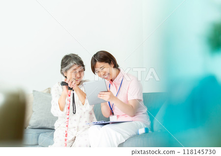 老年婦女上門護理 118145730