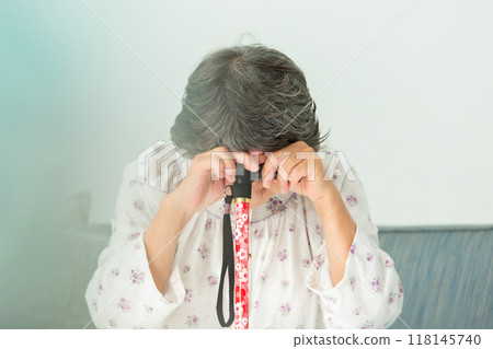 堅持她的頭的資深婦女 118145740