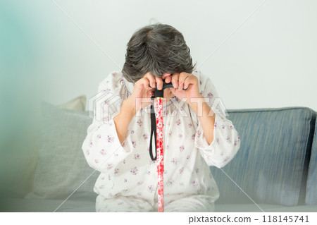 堅持她的頭的資深婦女 118145741