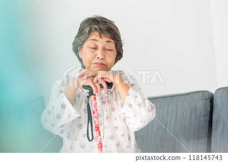 Senior woman sticking her head 118145743