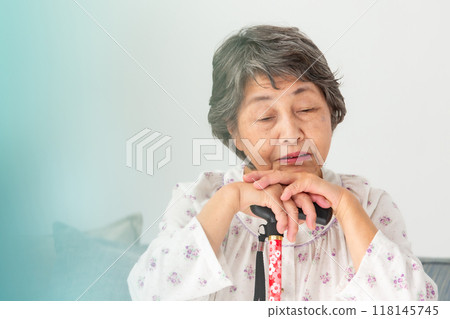 Senior woman sticking her head 118145745