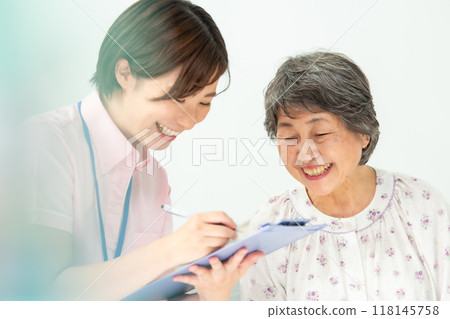 Visiting medical care for senior women Visiting medical care for senior women 118145758
