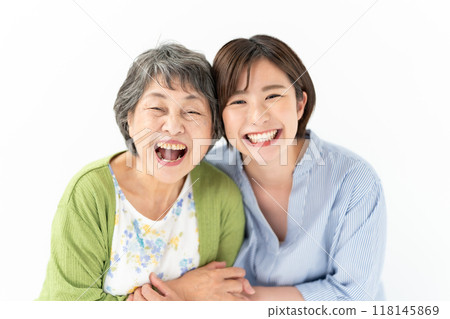 Grandma and grandson get along well 118145869