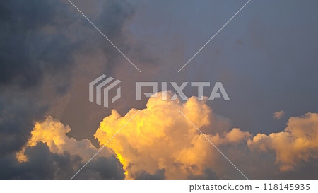 日落照亮的雲彩 118145935