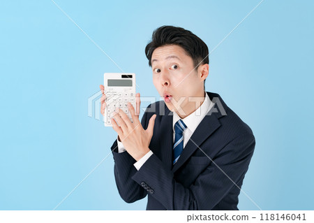 男人展示計算器，商務，驚訝 118146041
