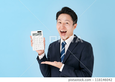 男人展示計算器，商務，驚訝 118146042