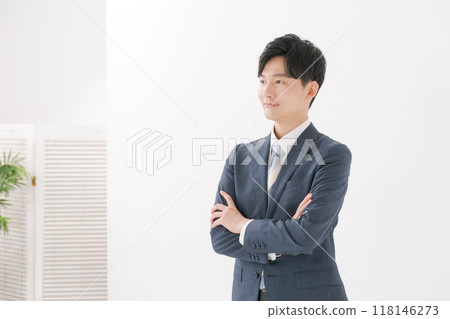 雙臂交叉的商人 雙臂交叉的商人 118146273