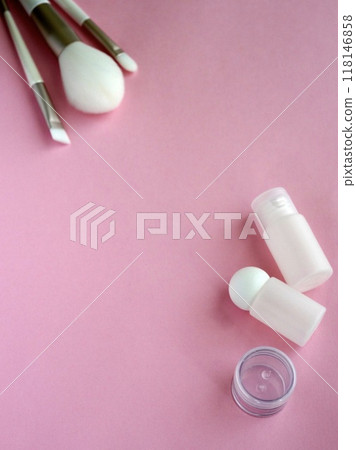 粉紅色背景上的化妝品手機殼和刷子 118146858