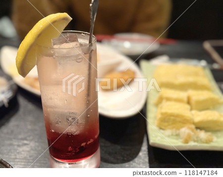 Cocktails and rolled eggs at an izakaya 118147184