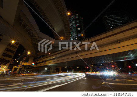 夜間天橋下行駛的汽車光跡 夜間天橋下行駛的汽車光跡 118147193