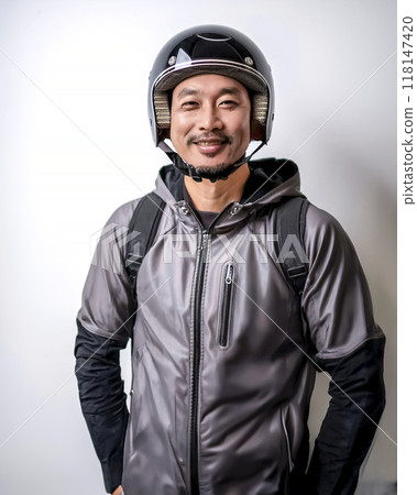 戴頭盔的中年男子圖片素材 118147420