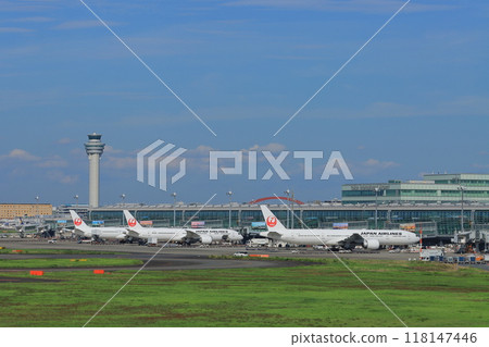 Passenger planes lined up at Haneda Airport Terminal 3 Passenger planes lined up at Haneda Airport Terminal 3 118147446