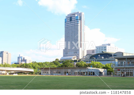 從草坪廣場看廣島體育場公園 HiroPa 縣立體育館和麗嘉皇家酒店 118147858