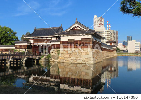 The Hirayagura (Heitai) and Omote-mikomon (Omotemon Gate) of Hiroshima Castle reflected in the moat 118147860