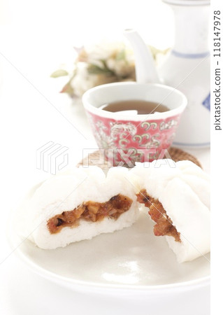 Hot Chinese steamed buns and Chinese tea 118147978