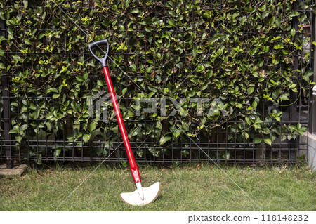 草坪邊緣護理的形象 草坪邊緣護理的形象 118148232